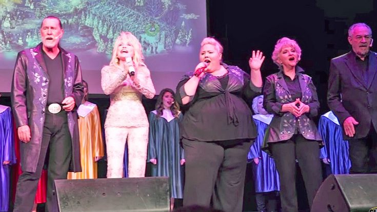 Dolly Parton & Family Spread Christmas Joy Through Surprise Dollywood Performance | Classic Country Music Videos