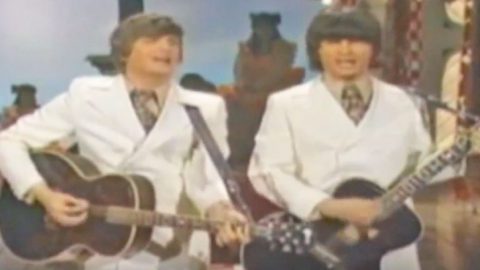 The Everly Brothers Put Their Own Spin On Merle Haggard’s “Mama Tried” | Classic Country Music Videos
