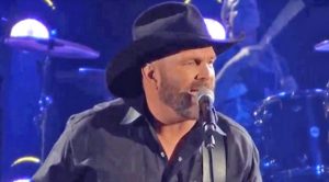 Garth Brooks Commands The Stage With Powerful Performance Of ‘Ask Me How I Know’