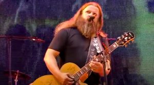 Jamey Johnson Sings ‘Give It Away,’ The #1 Song He Wrote For George Strait, At 2013 Farm Aid
