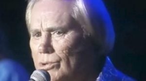 George Jones Sings “A Picture Of Me Without You” & Earns Standing Ovation