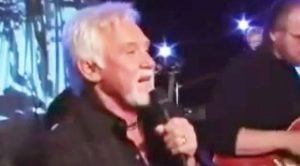 Kenny Rogers Sings His Own Rendition Of “Ol’ Red”