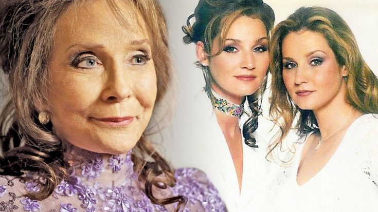 Loretta Lynn’s Daughters, The Lynns, Perform Their Song ‘Woman To Woman’ | Classic Country Music Videos