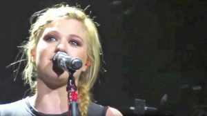 Kelly Clarkson Cries During ‘Go Rest High On That Mountain’