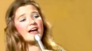 Teenage Tanya Tucker Sings Her First #1 Song, ‘What’s Your Mama’s Name,’ In 1973