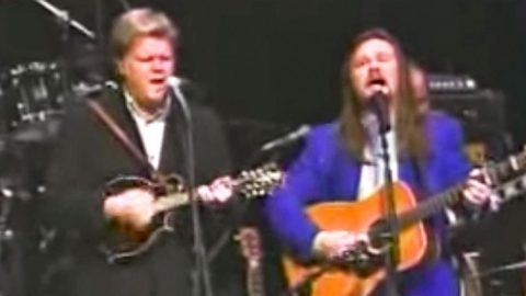 Travis Tritt & Ricky Skaggs Sing ‘Man Of Constant Sorrow’ At Live Show | Classic Country Music Videos