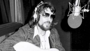 Waylon Jennings Sings Cover Of ‘Delta Dawn’ On 1972 Album ‘Ladies Love Outlaws’