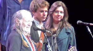 Willie Nelson Sings Hymns With His Son & Daughter At 2012 Show In California