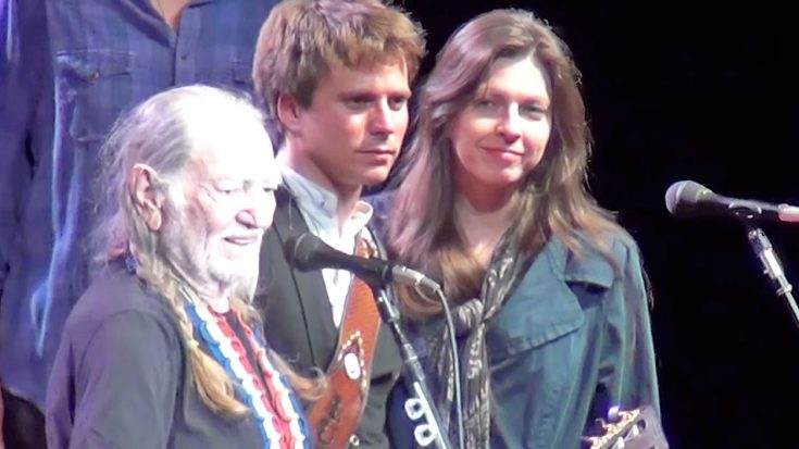 Willie Nelson Sings Hymns With His Son & Daughter At 2012 Show In California | Classic Country Music Videos