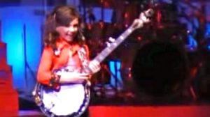 11-Year-Old Willow Osborne Performs ‘Dueling Banjos’ & ‘Coal Miner’s Daughter’ Mashup In 2011