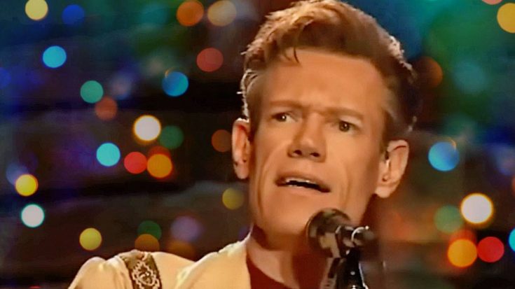 Randy Travis Sings Willie Nelson’s “Pretty Paper” In Decades-Old Video | Classic Country Music Videos