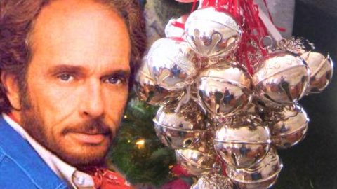 Merle Haggard Celebrates The Holidays With 1973 “Silver Bells” | Classic Country Music Videos