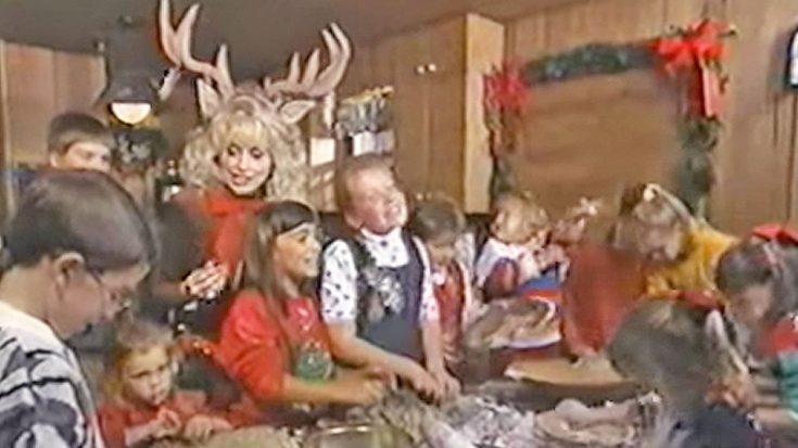 Dolly Parton Sings ‘Rudolph The Red-Nosed Reindeer’ With Her Nieces And Nephews | Classic Country Music Videos
