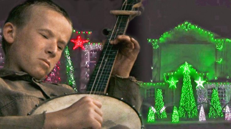 Family Synchronizes Christmas Lights To ‘Dueling Banjos’ – Every Country Fan Will Love This | Classic Country Music Videos