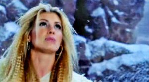 Faith Hill Asks ‘Where Are You, Christmas?’ In 2000 Music Video