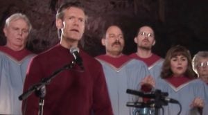 Randy Travis Joined By Church Choir For 2006 ‘Silent Night’ Performance