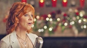 Reba McEntire Delivers Phenomenal Performance Of ‘I’ll Be Home For Christmas’