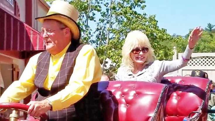 After 32 Years, Dolly Parton Steps Down As Grand Marshal Of Pigeon Forge Parade | Classic Country Music Videos