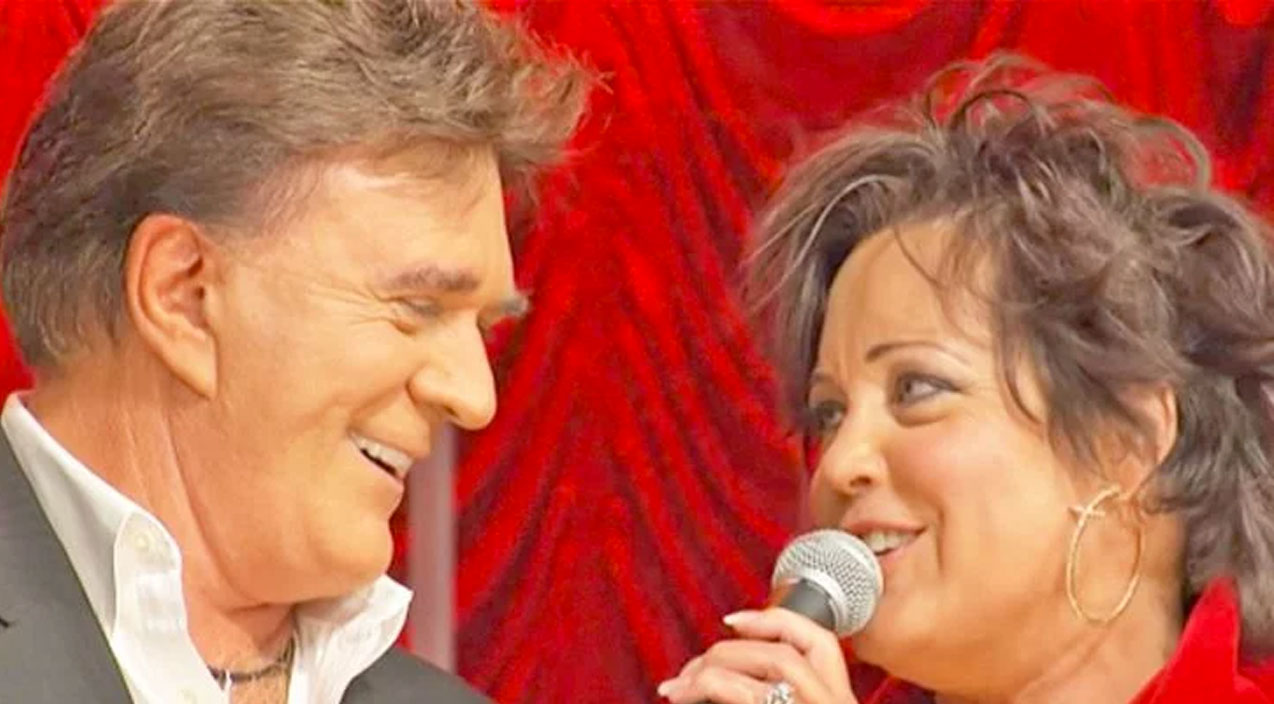 T. G. Sheppard & Kelly Lang Perform Romantic “Islands in the Stream