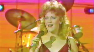 Reba Can’t Stop Smiling While Singing Her Very First #1 Hit ‘Can’t Even Get the Blues’