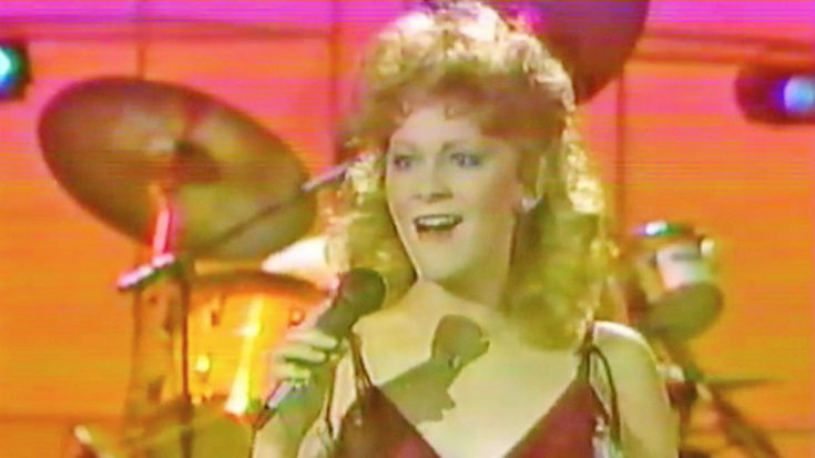 Reba Can’t Stop Smiling While Singing Her Very First #1 Hit ‘Can’t Even Get the Blues’ | Classic Country Music Videos