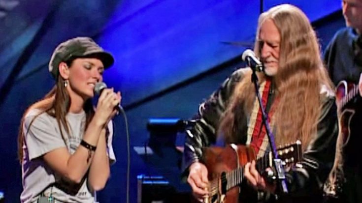 Shania Twain Joins Willie Nelson For 2003 “Blue Eyes Crying In The Rain” Duet | Classic Country Music Videos