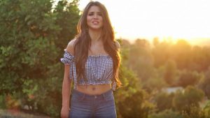 Teen Gives Dolly Parton A Run For Her Money With Feisty ‘Jolene’