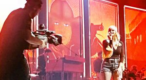 Unexpected Guests Crash Miranda Lambert’s Concert With Country Classic