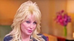 Dolly Parton Shuts Down Reporter After He Asks Her About Politics