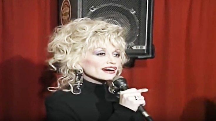 Vacationing In Ireland, Dolly Parton Treats Local Pub To Performance | Classic Country Music Videos