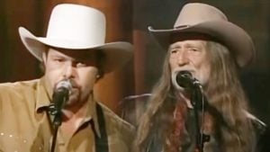 Willie Nelson & Toby Keith Take The Stage To Pay Tribute To A ‘Good Hearted Woman’