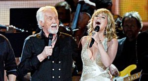 Kenny Rogers & Jennifer Nettles Duet To “Islands In The Stream” At 2013 CMA Awards