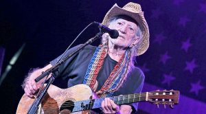 Willie Nelson’s Band & Crew Get In ‘Big Trouble’ If They’re Rude To Fans