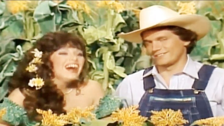 George Strait Shows Off Funny Side In Resurfaced “Hee Haw” Sketch