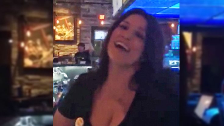 Vegas Bartender Sings Patsy Cline’s “Crazy” To Her Customers | Classic Country Music Videos