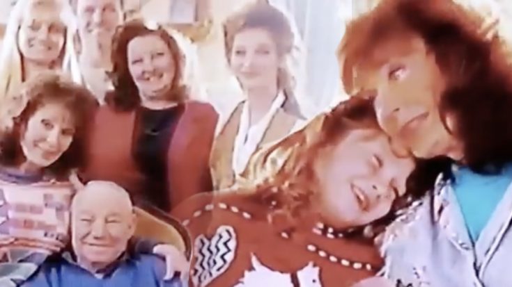 “Rare” Music Video Featuring Hardly-Seen Home Movies Of Loretta Lynn & Her Family | Classic Country Music Videos