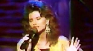 Shania Twain Performs Willie Nelson’s ‘Blue Eyes Cryin’ In The Rain’ In 1993