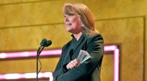 Through Tears, Sissy Spacek Accepts Loretta Lynn’s CMT Artist Of A Lifetime Award