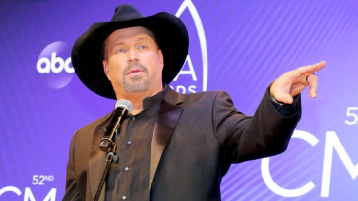 Garth Brooks Doesn’t Call People In His Audience “Fans” – He Calls Them “Voices” | Classic Country Music Videos
