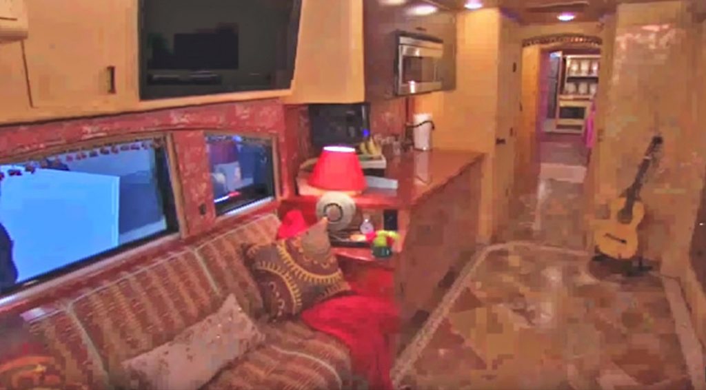 Dolly Parton Gives Tour Of Her Gypsy Wagon Bus Classic