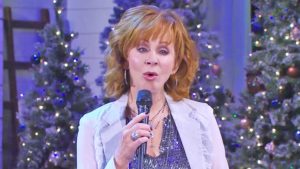 Reba McEntire Performs “O Holy Night” On 2017 Christmas Episode Of “Pickler & Ben”