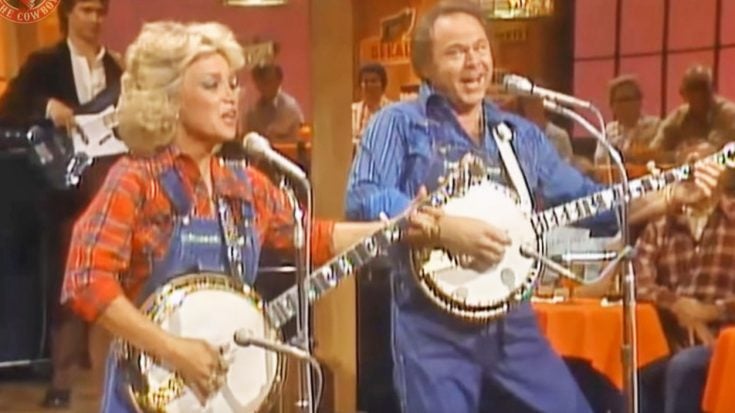 Roy Clark & Barbara Mandrell Show Off Banjo-Pickin’ Skills On ‘Hee Haw’