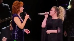 Reba Shows Up At Kelly Clarkson’s 2019 Concert, Joins Her In Medley Of Songs