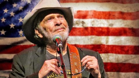 Merle Haggard Honors Those Who Gave The Ultimate Sacrifice In Tearjerking ‘Soldier’s Last Letter’ | Classic Country Music Videos Merle Haggard Honors Those Who Gave The Ultimate Sacrifice In Tearjerking ‘Soldier’s Last Letter’ | Classic Country Music Videos