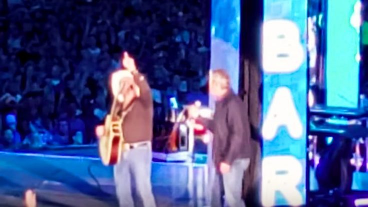 Blake Shelton & Garth Brooks Thrill Sold-Out Crowd With First Live Performance Of Duet | Classic Country Music Videos