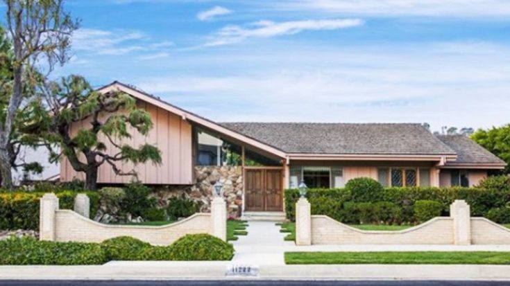 Here’s Your Chance To Stay In The Newly-Renovated ‘Brady Bunch’ House | Classic Country Music Videos