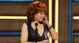Reba Cries During 2019 Acceptance Speech For “Artist Of A Lifetime”