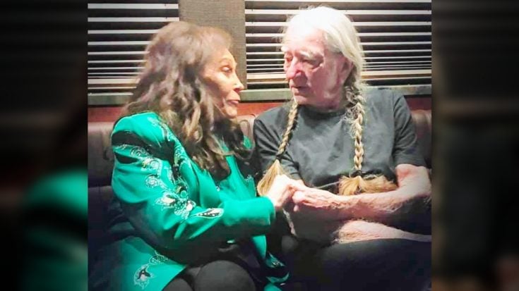 Photo: Loretta & Willie Hold Hands After The 2019 CMA Awards | Classic Country Music | Legendary Stories and Songs Videos