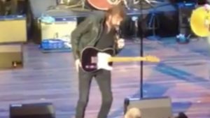 Ronnie Dunn Performs With Pneumonia – Still Belts End Of ‘Neon Moon’