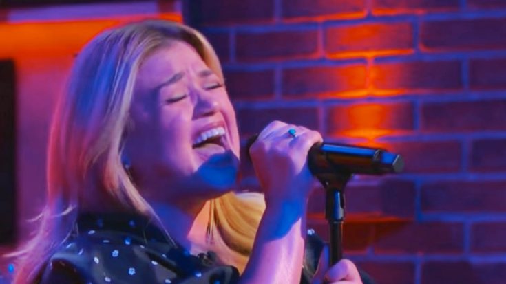 Kelly Clarkson Goes 90s Country For “Kellyoke,” Sings Travis Tritt’s “Here’s A Quarter” | Classic Country Music Videos